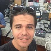 Profesor de Física, imparte clases a estudiantes de primaria y bachillerato